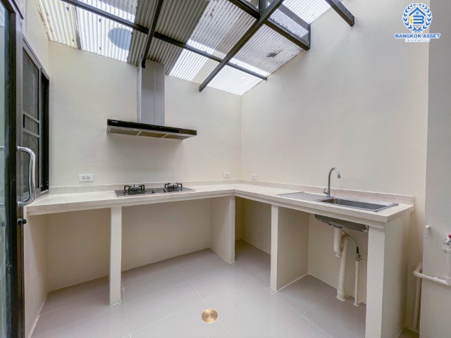 *****ทาวน์โฮมมือสองย่านนนทบุรี ม.บ้านกลางเมือง รัตนาธิเบศร์ เนื้อที่ 18.1 ตร.ว. ฟังก์ชันจัดเต็ม 3 ห้องนอน 3 ห้องน้ำ 2 ที่จอดรถ บ้านสภาพดี ไม่เคยเข้าอยู่ บนทำเลแห่งการเดินทาง เพียง 5 นาทีก็ถึงรถไฟฟ้าสายสีม่วง "สถานีบางกระสอ" ใกล้เซ็นทรัล รัตนาธิเบศร์ และทางด่วน "ศรีรัช"